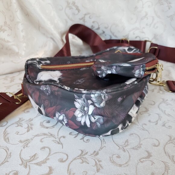 Heart shape Scull & Roses Crossbody bag & Change purse. Adjustable strap - Picture 13 of 13